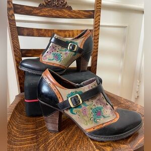 L’Artiste by Spring Step Floral Heels